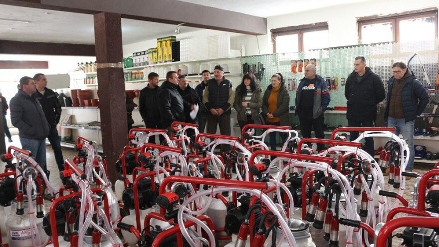 Farmerima podijeljene muzilice, zadrugrima rotaciona kosa