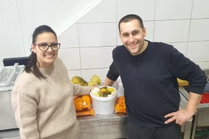 Roditelji male Lane prave zimnicu kako bi sakupili novac za njenu rehabilitaciju