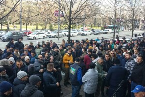 Prekipjelo im: Ispred Ministarstva poljoprivrede u Beogradu prolijevali uvozno mlijeko