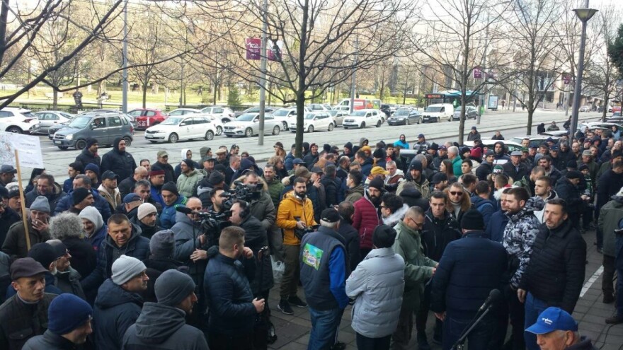 Prekipjelo im: Ispred Ministarstva poljoprivrede u Beogradu prolijevali uvozno mlijeko