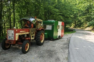 Poljoprivrednik iz Nemačke starim traktorom stigao u Kozarac: "Kažu da sam simpatičan"