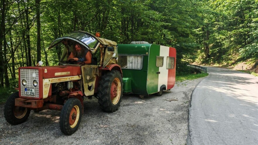 Poljoprivrednik iz Njemačke starim traktorom stigao u BiH: "Kažu da sam simpatičan"