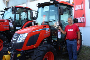 Jedan Kioti, dva priključka, dvije radnje - doznali smo detalje redizajniranog RX7330 traktora