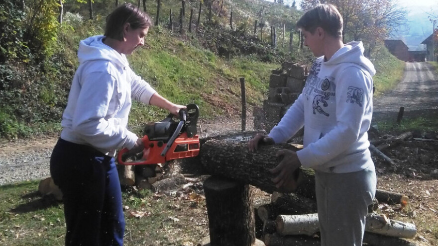 Sestre blizankinje rade sve seoske poslove