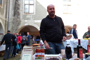 Umjesto pšenice i kukuruza obitelj Ćutuk odlučila se za plantažu šipka, imaju i svoj čaj Šipko