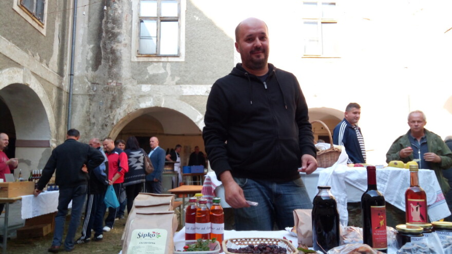 Umjesto pšenice i kukuruza obitelj Ćutuk odlučila se za plantažu šipka, imaju i svoj čaj Šipko