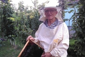 U devetom desetljeću, zdrav i vitalan brine o velikom pčelinjaku