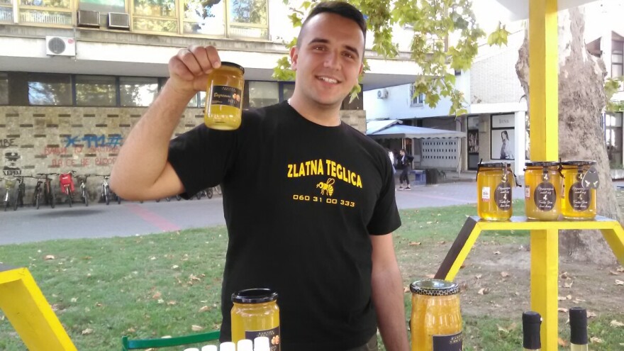 Mladi pčelar Radoslav Radanović startovao sa četiri, a danas ima 60 košnica