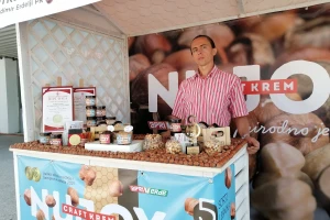 Otkupljuje lešnik širom Srbije i pravi krem