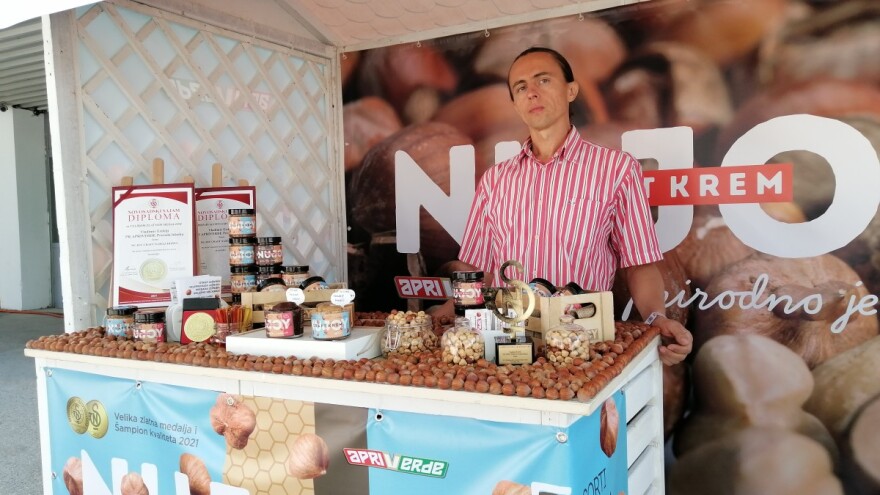 Otkupljuje lešnik širom Srbije i pravi krem