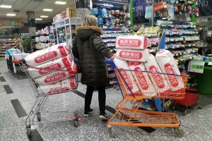Građani iz (ne)opravdanog straha gomilaju zalihe - poskupilo brašno