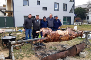 Okrenuli vola na ražnju u centru grada - slave natječaj za poljoprivredno zemljište