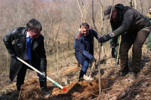 Ministar i ambasador se dohvatili lopate: Zasađeno 1.800 sadnica drveća