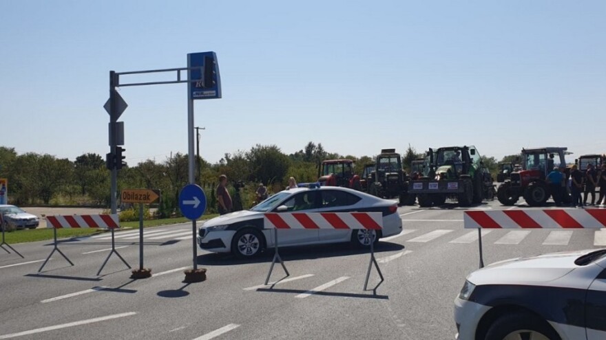 Nezadovoljni poljoprivrednici BiH ipak blokirali put Orašje - Tuzla