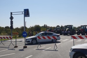 Poljoprivrednici blokirali put Orašje - Tuzla: Molimo narod za razumijevanje, ostajemo tu!