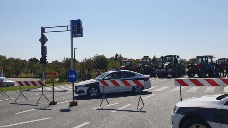 Poljoprivrednici blokirali put Orašje - Tuzla: Molimo narod za razumijevanje, ostajemo tu!