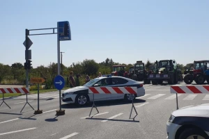 Blokiran put Orašje - Tuzla: Molimo narod za razumijevanje, ostajemo tu!