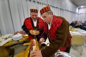 Ne može niko na crtu domaćinima: Fiko i Iva prave najbolje duvanjske kobasice