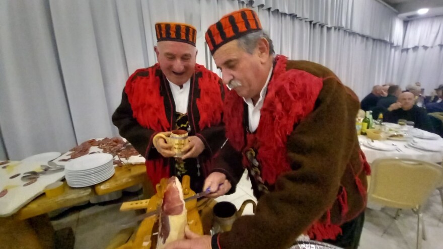 Ne može niko na crtu domaćinima: Fiko i Iva prave najbolje duvanjske kobasice