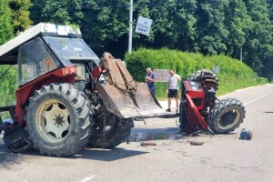 Teška nesreća kod Doboja: Traktor prepolovljen od siline udara