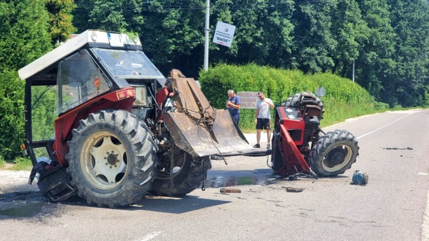 Teška nesreća kod Doboja: Traktor prepolovljen od siline udara