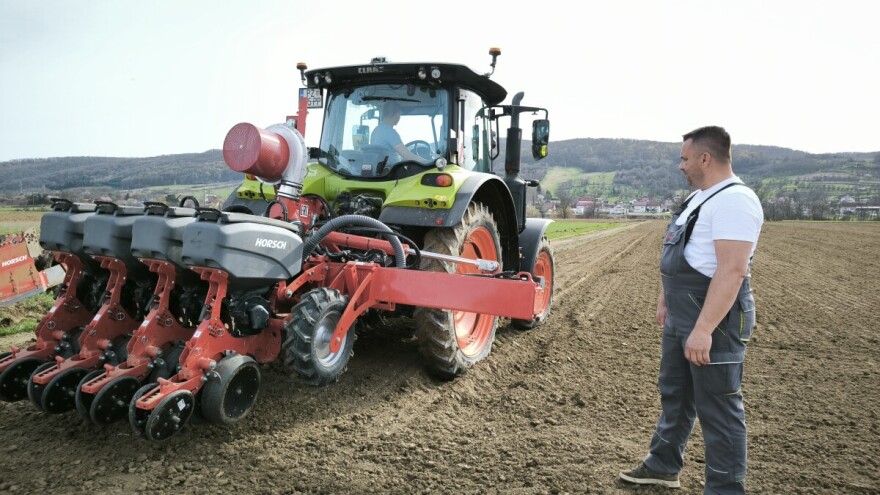 Prvi put kukuruznom sijačicom posijali luk na OPG-u Branka Pilaša