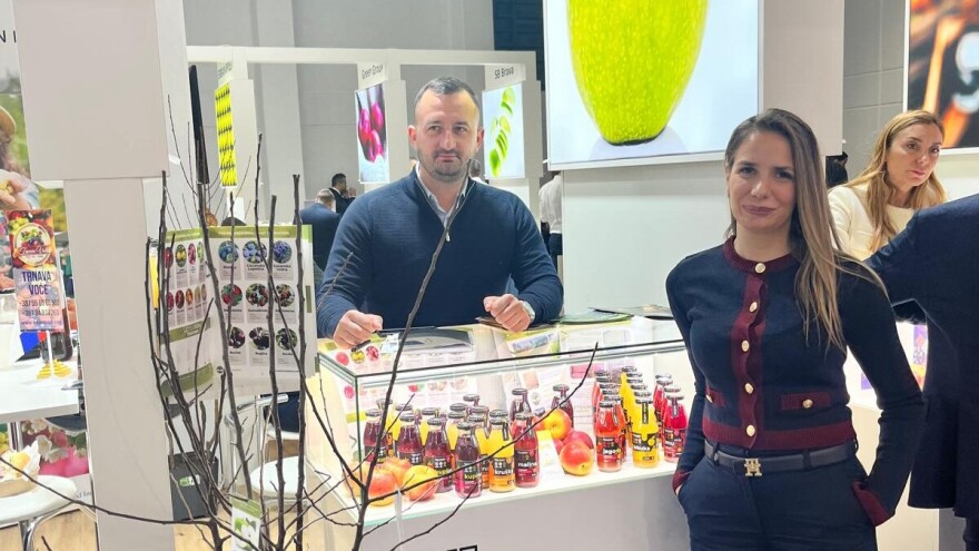 Ni gram konzervansa, a ni šećera - na gazdinstvu porodice Petrović nastaju sokovi iz domaćeg voća