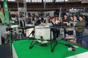 Ovo je najveći poljoprivredni dron na svetu - za sat vremena tretira do 30 ha