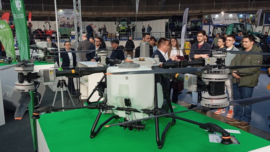 Ovo je najveći poljoprivredni dron na svetu - za sat vremena tretira do 30 ha
