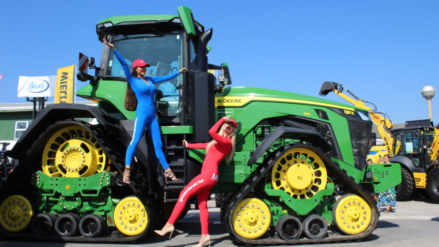 Svi žele fotku s njim, gusjeničar 8RX najveća je atrakcija Bjelovarskog sajma - evo i zašto