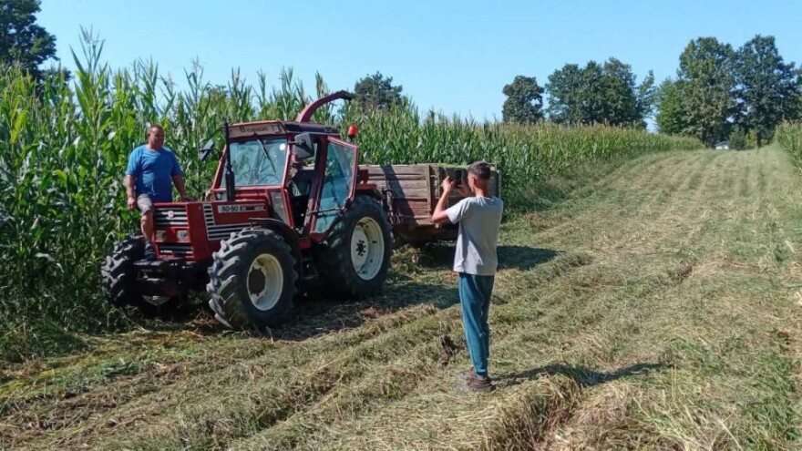 Novi traktor na Halilovom imanju: "Kad zadnju kravu iz štale izvedem, biće muzike!"