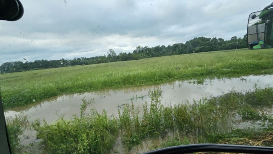 Poljoprivrednici na mukama: Selo pliva, a ministar?