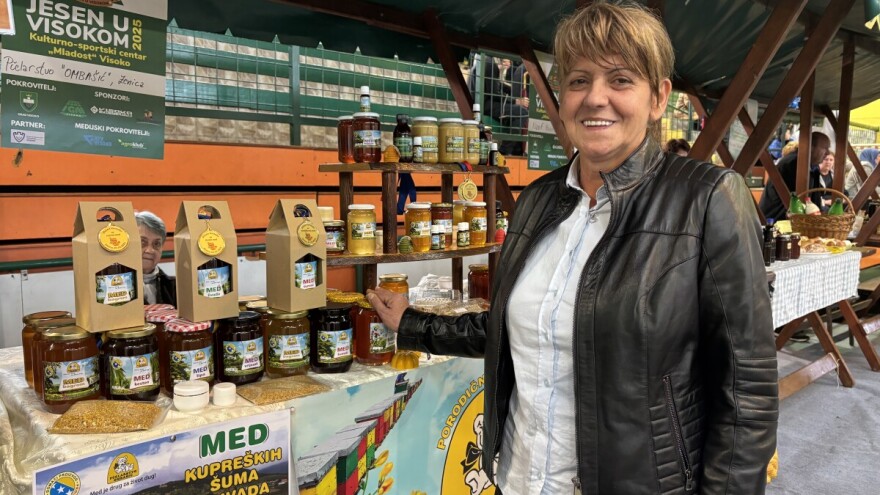 Pčelarstvo na točkovima: Med iz čitave BiH u teglicama Azre Ombašić