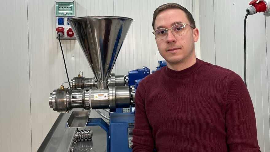 Milan do podne programira, a od podne prozivodi ulje od golice