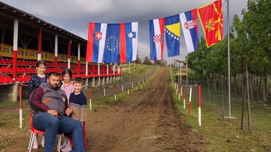 Snaga konja, upornost domaćina: Hiljade ljudi stižu u Izačić