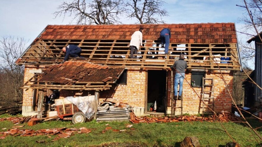 Dedi Draganu spasili sijeno za ovce, Vesni donijeli kave da s osmjehom dočeka i druge