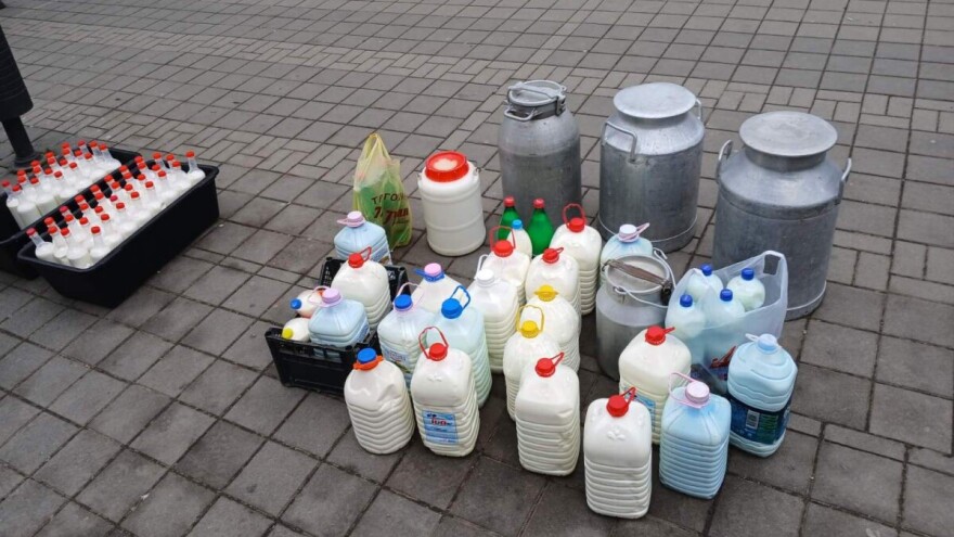 Proizvođači simbolično prosuli litar mleka: Traže uvođenje prelevmana i dodatnih carina