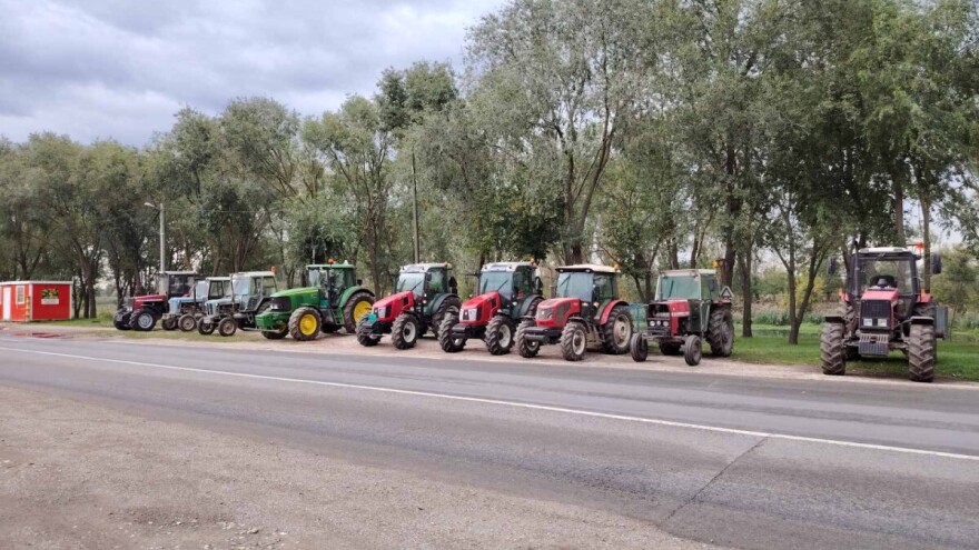 Dugačke kolone traktora pored puteva - čeka se kraj sastanka sa Martinovićem