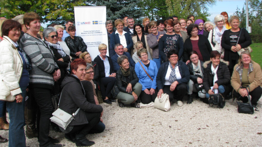 60 žena obučeno za rad sa pčelama