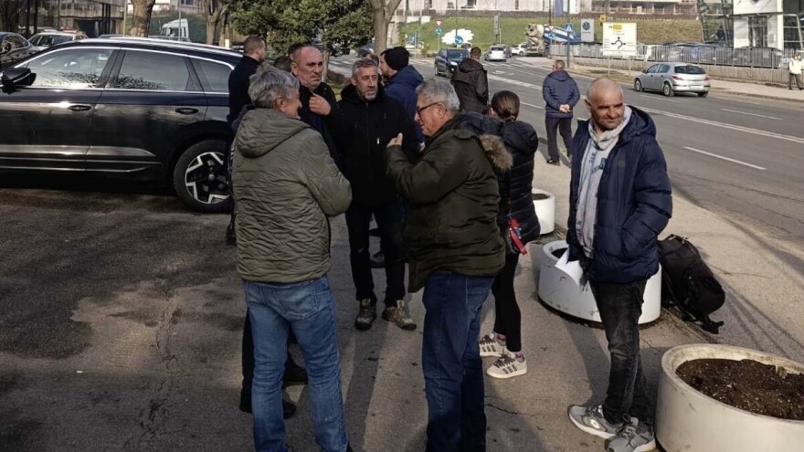 Spontano okupljanje poljoprivrednika ispred Vlade FBiH: Želimo razgovor s premijerom