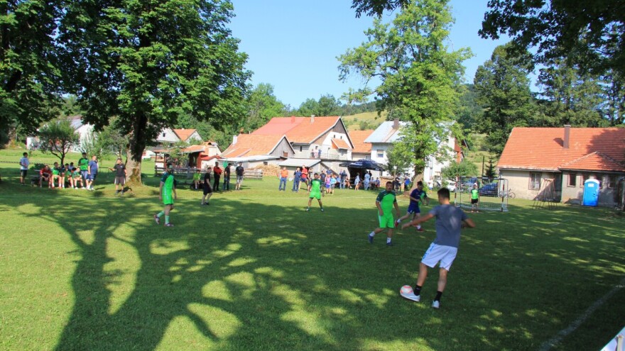 Malo selo velikog srca: Njivu pretvorili u teren i održali humanitarni nogometni turnir