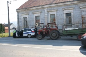U prevrtanju traktora smrtno stradao 66-godišnjak, teške povrede zadobio 64-godišnjak