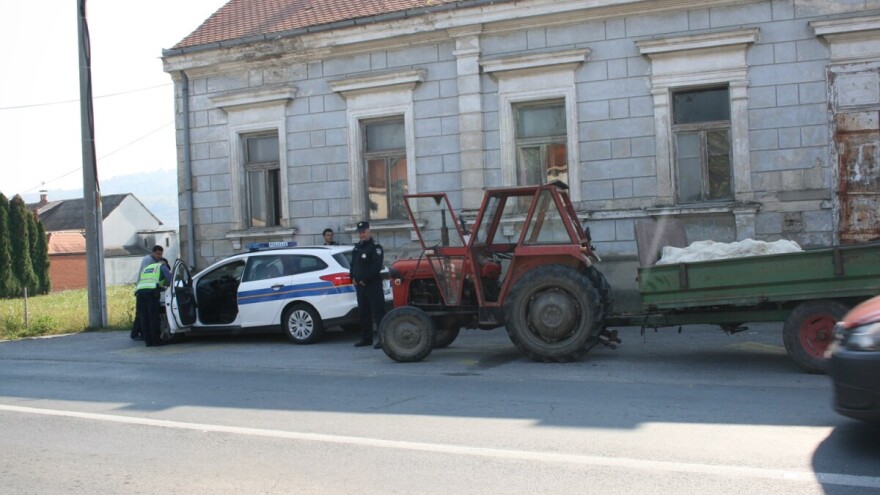 U prevrtanju traktora smrtno stradao 66-godišnjak, teške povrede zadobio 64-godišnjak
