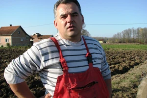 Nebojša Račić obrađuje zemlju mašinama koje sam napravi