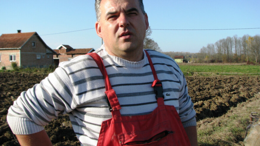 Nebojša Račić obrađuje zemlju mašinama koje sam napravi