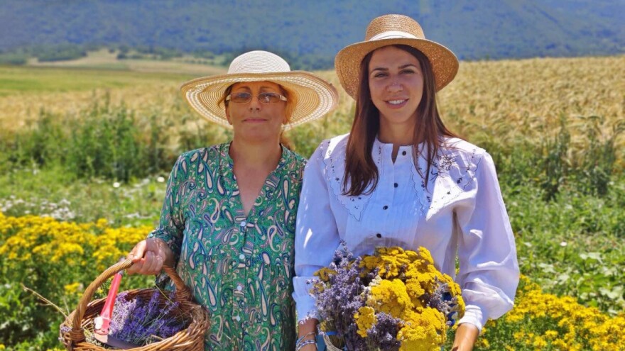 Miris lekovitog bilja sa Suve planine u bočici - majka i ćerka proizvode eterična ulja