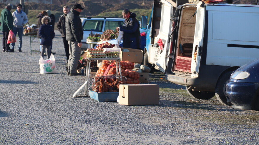 Ni 1. januar nije prepreka za pijacu u Derventi: Kajmak i orasi najskuplji