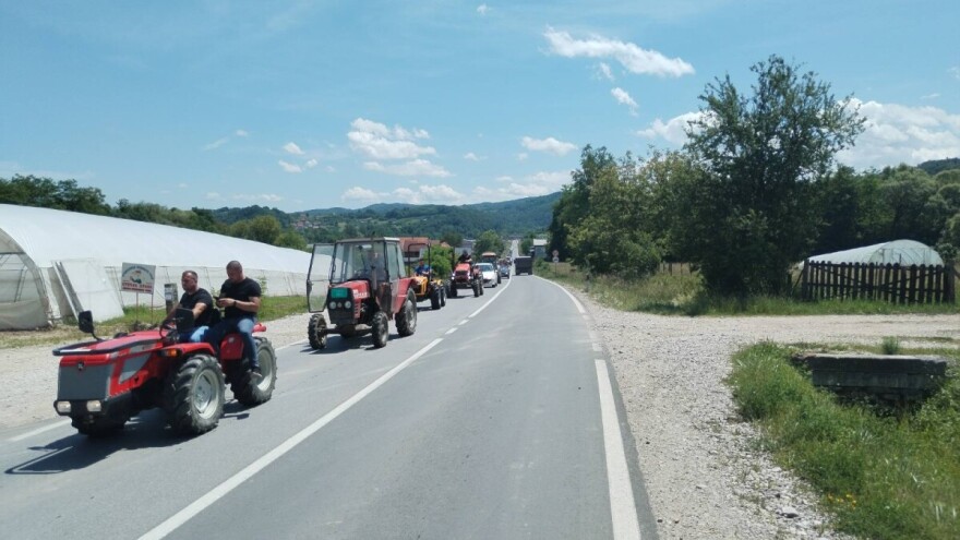 Oko 200 nezadovoljnih malinara u protestnoj vožnji, ne daju malinu za 250 dinara