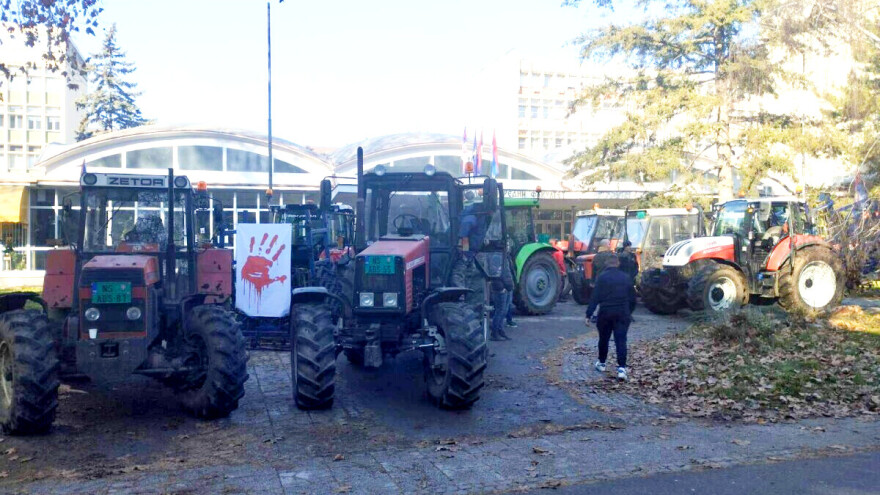 Poljoprivrednici se traktorima probili do Novosadskog sveučilišta, ostaju uz studente do daljnjeg