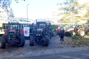 Poljoprivrednici se traktorima probili do Novosadskog univerziteta, ostaju uz studente do daljnjeg